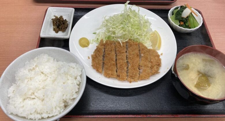 ジャンボメンチカツ定食